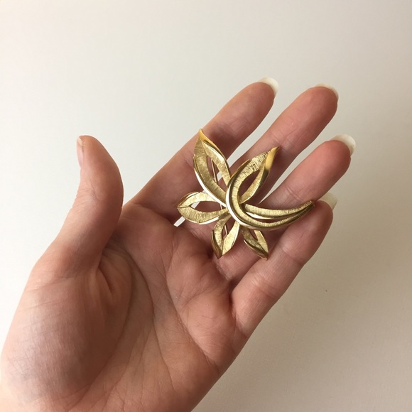 Vintage Trifari Gold Tone Leaf Brooch - Picture 6 of 8